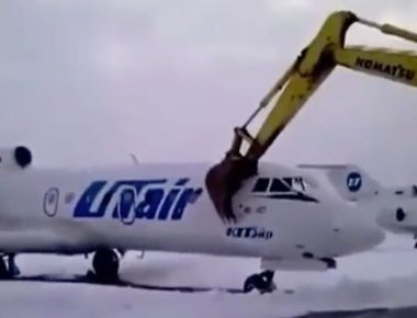 Βίντεο: Ένα μηχάνημα αεροδρομίου κάνει κομματάκια ένα τζετ πολλών εκατομμυρίων δολαρίων